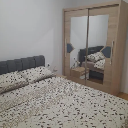 Apartment Anica 2 *